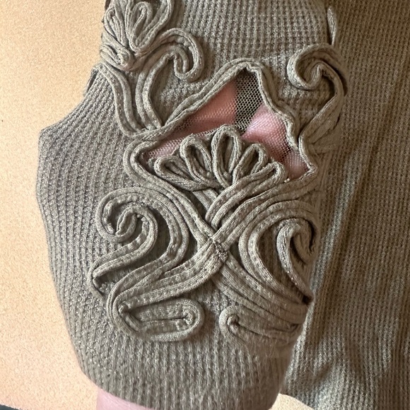 Guess Long Sleeve Waffle Hensley Thermal Front & Back V-Neckline (Small - NWT) - Picture 7 of 10